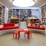 ...i cui colorati libri trovano spazio in un largo ambiente utilizzato spesso per presentazioni e incontri